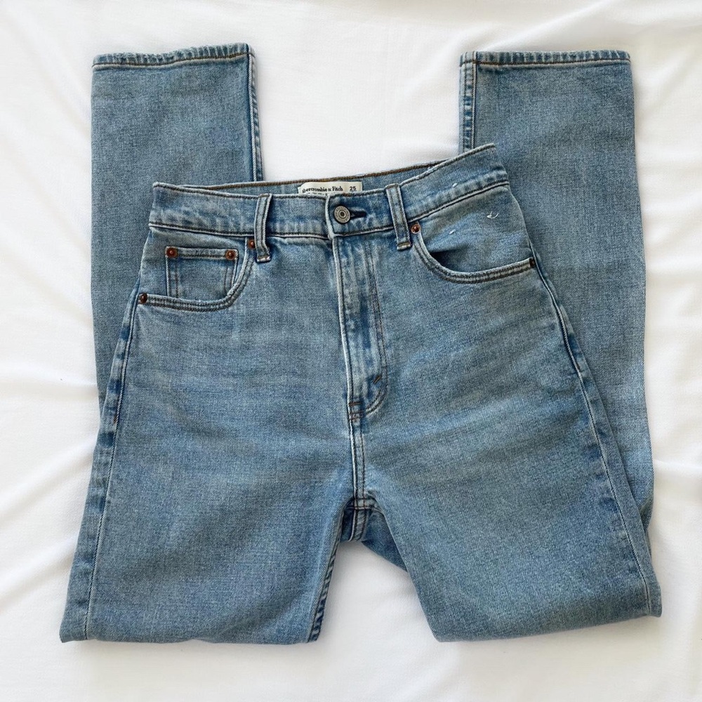 Abercrombie & Fitch Ultra High Rise 90s Slim
Straight Jean